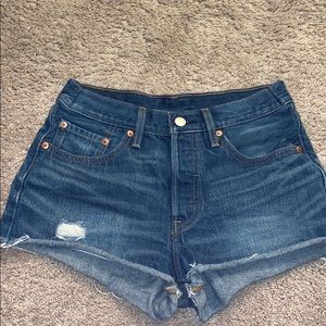 blue distressed levi’s cutoff denim shorts!